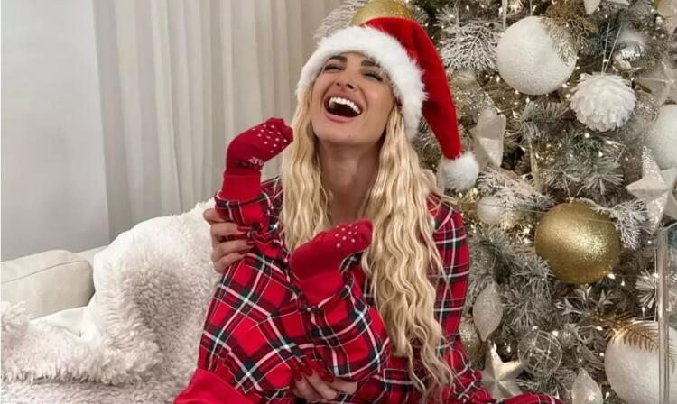 Ιωάννα Τούνη: Το πανύψηλο χριστουγεννιάτικο δέντρο που στόλισε στο σπίτι της στη Θεσσαλονίκη