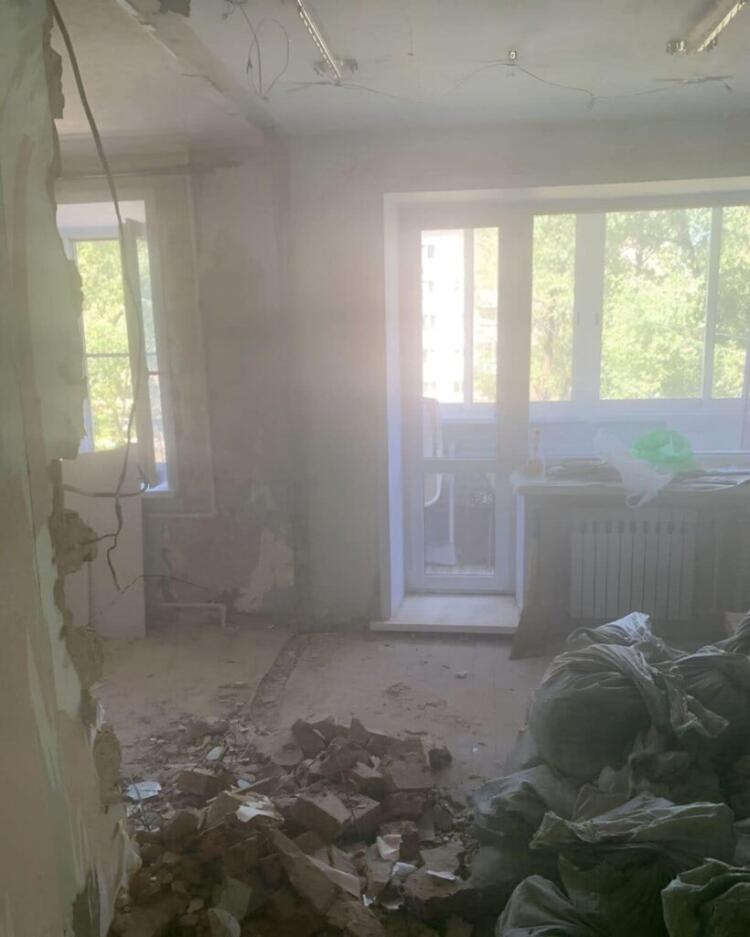 Όλοι με κορόιδευαν, μια ανύπαντρη χωρισμένη μητέρα, όταν αγόρασα ένα ερειπωμένο διαμέρισμα, αλλά δεν ήξεραν τα σχέδιά μου!