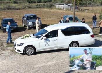 Ανείπωτη οδύνη στο «τελευταίο αντίο» στον 20χρονο Άκη που σκοτώθηκε σε τροχαίο