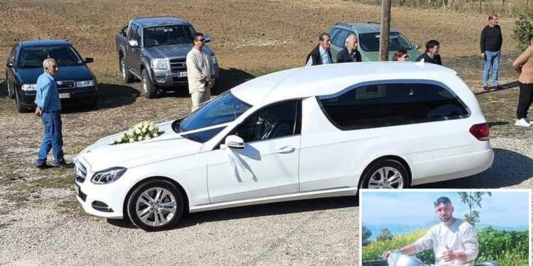 Ανείπωτη οδύνη στο «τελευταίο αντίο» στον 20χρονο Άκη που σκοτώθηκε σε τροχαίο