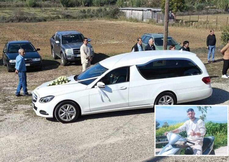 Ανείπωτη οδύνη στο «τελευταίο αντίο» στον 20χρονο Άκη που σκοτώθηκε σε τροχαίο