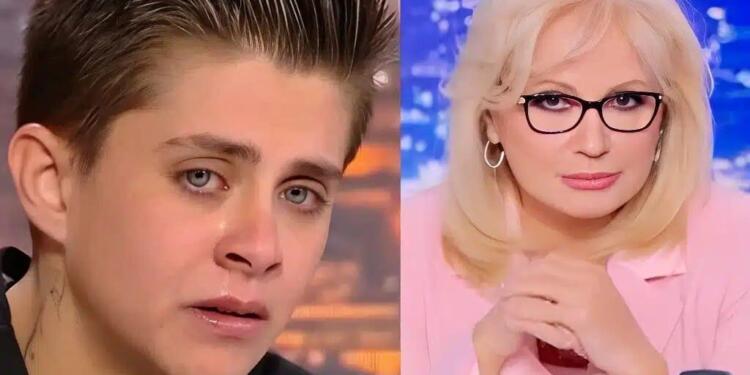 Η φωτογραφία ντοκουμέντο που σόκαpε το πανελλήνιο – Ποια είναι αυτή η γυναίκα, την πιάνουν… απο τον λαιμό