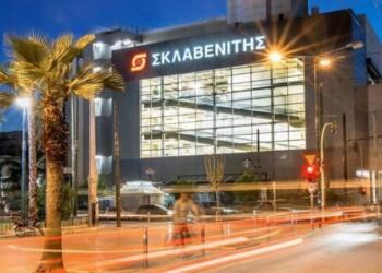 Oυρές έξω από τα μάρκετ του Σκλαβενίτη για τρελές προσφορές: Μοιράζει τζάμπα προϊόντα – Τα παίρνεις με 0,37 ευρώ