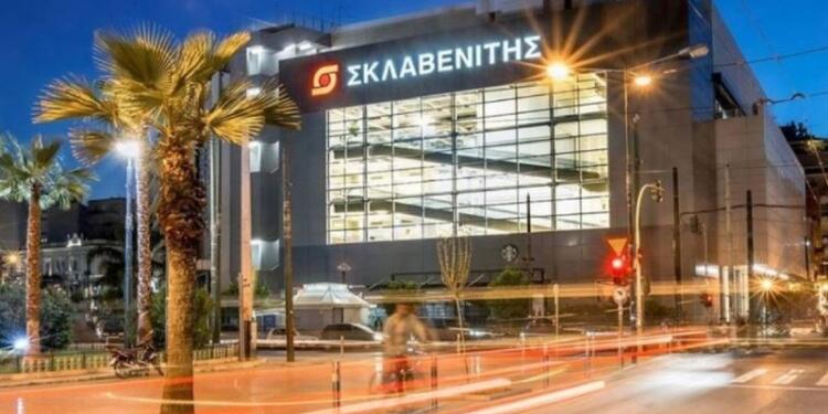 Oυρές έξω από τα μάρκετ του Σκλαβενίτη για τρελές προσφορές: Μοιράζει τζάμπα προϊόντα – Τα παίρνεις με 0,37 ευρώ