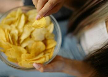 ΕΦΕΤ: Ανακαλεί γνωστά πατατάκια – Βρέθηκαν κομμάτια γυαλιού