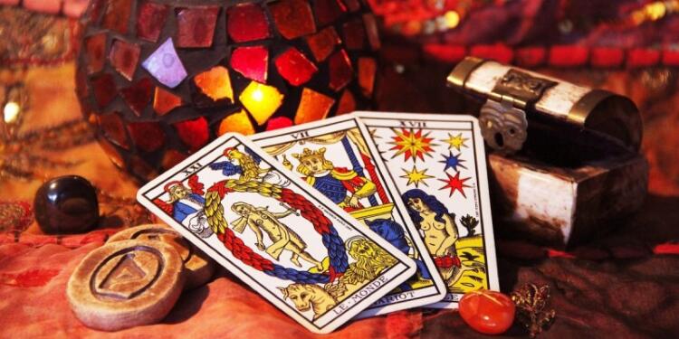 Απάτη με μεταφυσικό αέρα στα Μέγαρα: Σπείρα «μέντιουμ» άρπαξε 850.000 ευρώ από 72χρονο