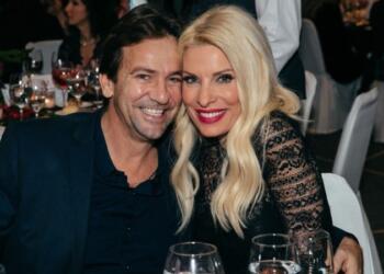 Ελένη Μενεγάκη – Μάκης Παντζόπουλος: Στόλισαν το χριστουγεννιάτικο δέντρο του σπιτιού τους