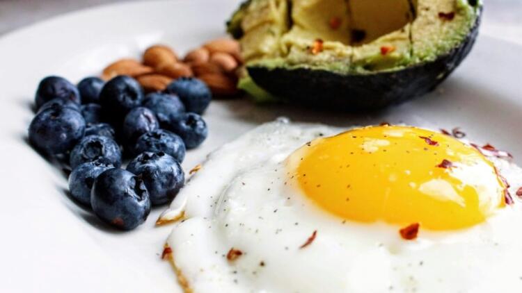 Τέλος στη χοληστερίνη: Η δίαιτα που θα τη μειώσει φυσικά