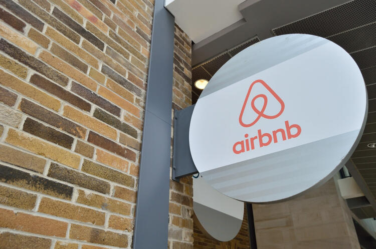 Τα πάνω κάτω στα Airbnb: Έρχονται τεράστια προστίματα