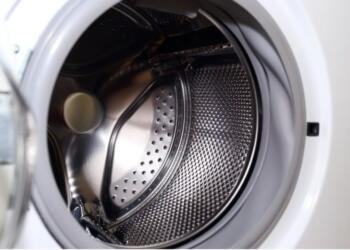 Απολύμανση πλυντηρίου: Το σπιτικό μείγμα με ξύδι και άλλα 3 υλικά για δραστικό καθάρισμα στο λεπτό