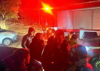 Πολύ σοβαρή είναι η κατάσταση σε ελληνικό νησί 35 άτομα έχουν απεγκλωβίσει από σπίτια και αυτοκίνητα οι πυροσβέστες Δύσκολη η νύχτα