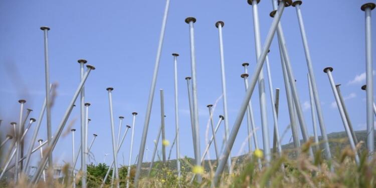 Άγνωστοι βεβήλωσαν το μνημείο για τα Τέμπη: «Για εμάς τα 58 καρφιά είναι γεμάτα πόνο και αίμα»