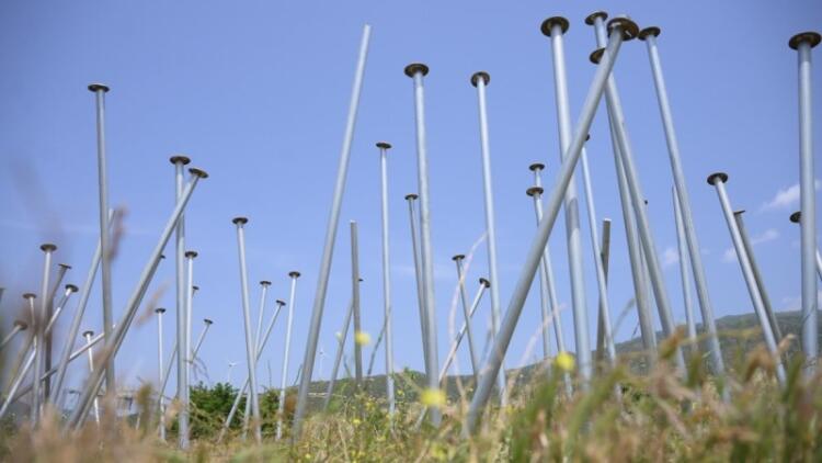 Άγνωστοι βεβήλωσαν το μνημείο για τα Τέμπη: «Για εμάς τα 58 καρφιά είναι γεμάτα πόνο και αίμα»