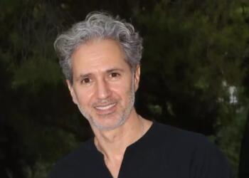 Έγινε το θαύμα των Χριστουγέννων: Σηκώθηκε από το κρεβάτι ο Δημήτρης Κόκοτας!