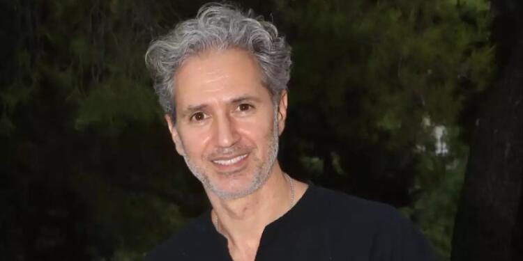 Έγινε το θαύμα των Χριστουγέννων: Σηκώθηκε από το κρεβάτι ο Δημήτρης Κόκοτας!