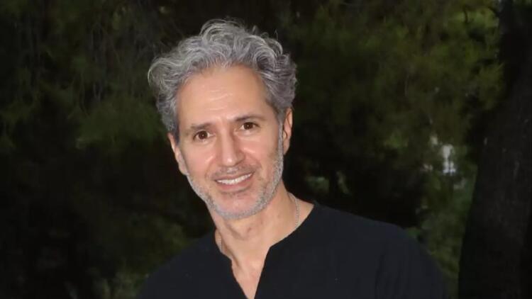 Έγινε το θαύμα των Χριστουγέννων: Σηκώθηκε από το κρεβάτι ο Δημήτρης Κόκοτας!