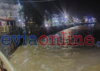 Σκηνές χάους στην Εύβοια λόγω της κακοκαιρίας: Πλημμύρες, εγκλωβισμοί και κίνδυνος υπερχείλισης του ποταμού Μεσσάπιου