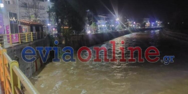 Σκηνές χάους στην Εύβοια λόγω της κακοκαιρίας: Πλημμύρες, εγκλωβισμοί και κίνδυνος υπερχείλισης του ποταμού Μεσσάπιου