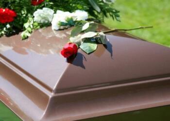 Τι άλλο θα δούμε: Πανικός σε κηδεία στη Νέα Σμύρνη – 20χρονος χόρευε πάνω από το φέρετρο και μετά όρμησε σε ιερείς