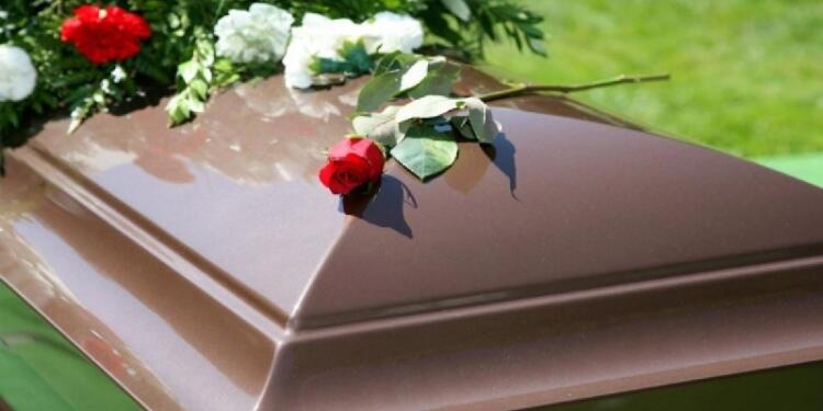 Τι άλλο θα δούμε: Πανικός σε κηδεία στη Νέα Σμύρνη – 20χρονος χόρευε πάνω από το φέρετρο και μετά όρμησε σε ιερείς