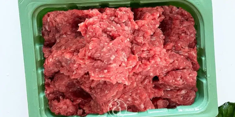 Τελικά πρέπει να πλένουμε το κρέας πριν το μαγειρέψουμε;