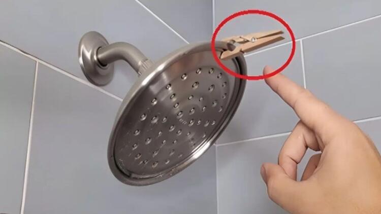 Το γνωρίζατε; Τι σημαίνει αν ο σύντροφός σας αφήσει ένα μανταλάκι κρεμασμένο στο ντους