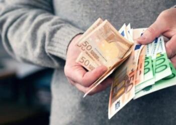 Μπαράζ πληρωμών μέσα σε δύο εβδομάδες: Πότε μπαίνουν Δώρο Χριστουγέννων και επίδομα θέρμανσης