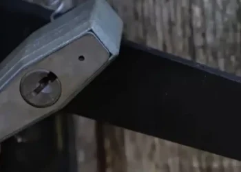 Τι είναι η μικροσκοπική τρύπα στο κάτω μέρος ενός λουκέτου