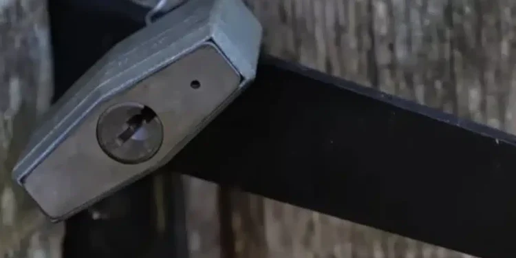 Τι είναι η μικροσκοπική τρύπα στο κάτω μέρος ενός λουκέτου