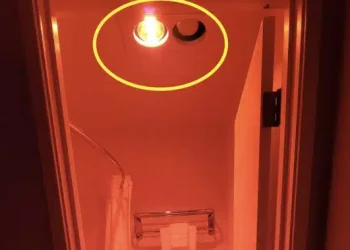 Γιατί πρέπει να ανάβετε το φως του μπάνιου όταν κοιμάστε σε ξενοδοχείο