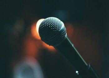 Βόμβα στην ελληνική showbiz: Πασίγνωστος τραγουδιστής παντρεύτηκε κρυφά τον σύντροφό του!