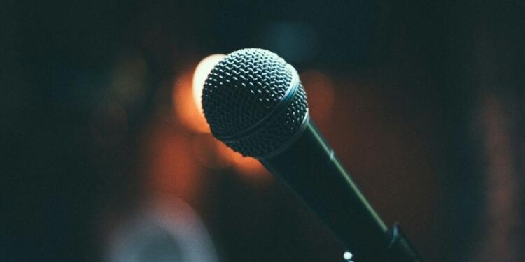 Βόμβα στην ελληνική showbiz: Πασίγνωστος τραγουδιστής παντρεύτηκε κρυφά τον σύντροφό του!