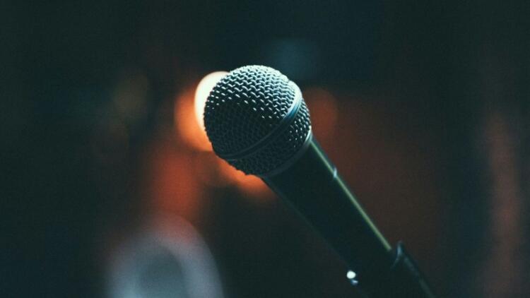 Βόμβα στην ελληνική showbiz: Πασίγνωστος τραγουδιστής παντρεύτηκε κρυφά τον σύντροφό του!