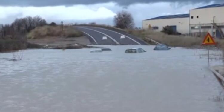 Η Εθνική οδός μετατράπηκε σε «παγίδα»: Αυτοκίνητα βυθίστηκαν στο Σχηματάρι – Εγκλωβίστηκαν οδηγοί
