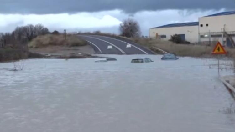 Η Εθνική οδός μετατράπηκε σε «παγίδα»: Αυτοκίνητα βυθίστηκαν στο Σχηματάρι – Εγκλωβίστηκαν οδηγοί