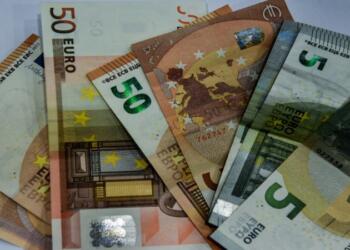 Ώρα μηδέν για την «Επιταγή Ακρίβειας»: Ξεκινούν οι πληρωμές στους δικαιούχους – Ποιοι πάνε πρώτοι ταμείο