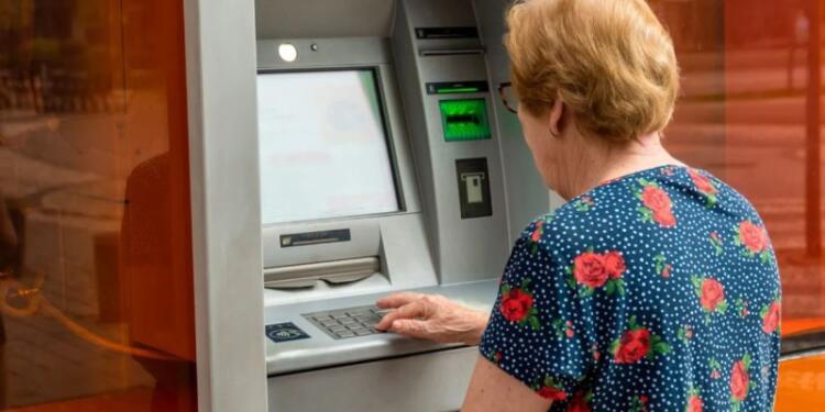 Συντάξεις: Ποιοι πάνε ταμείο σήμερα (30/01); 13ος και 14ος μισθός σε Δημόσιο και συνταξιούχους: Τα επόμενα βήματα