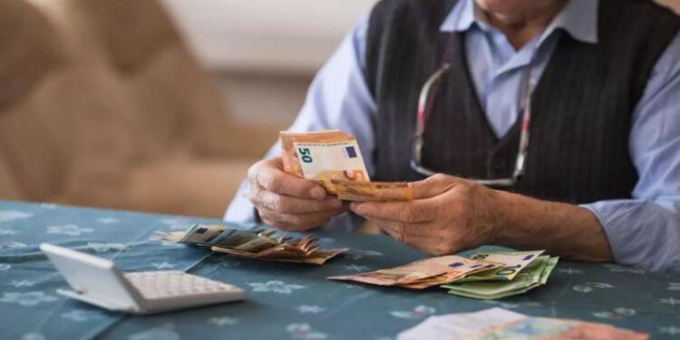 Αναδρομικά: Μοιράζονται 8.556 ευρώ σε συνταξιούχους – Οι δικαιούχοι