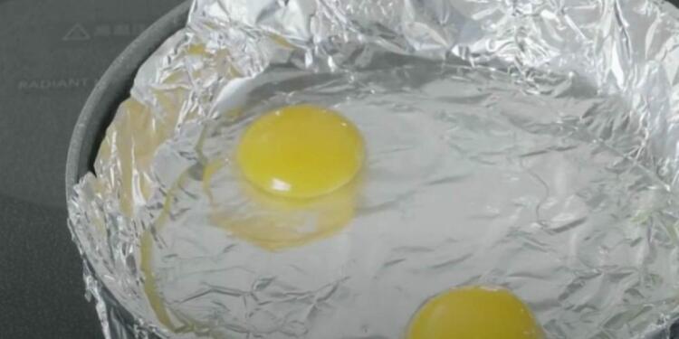 Βάζει στο τηγάνι αλουμινόχαρτο και ρίχνει αυγά – Ο λόγος είναι τρομερός