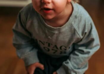 «Ξύπνησε και είπε “τη μαμά μου”»: Συγκλονίζει η 17χρονη που βρήκε το 3χρονο αναίσθητο από το ξύλο