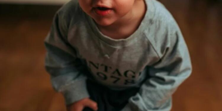 «Ξύπνησε και είπε “τη μαμά μου”»: Συγκλονίζει η 17χρονη που βρήκε το 3χρονο αναίσθητο από το ξύλο