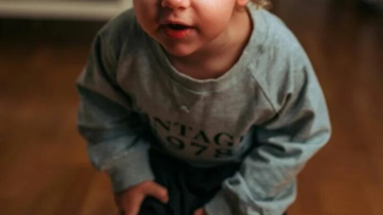 «Ξύπνησε και είπε “τη μαμά μου”»: Συγκλονίζει η 17χρονη που βρήκε το 3χρονο αναίσθητο από το ξύλο