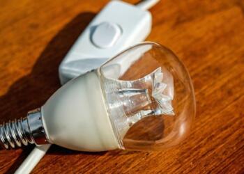 Ηλεκτρικό ρεύμα: Ποιες ώρες θα είναι φθηνότερο – Το νέο χειμερινό και θερινό ωράριο