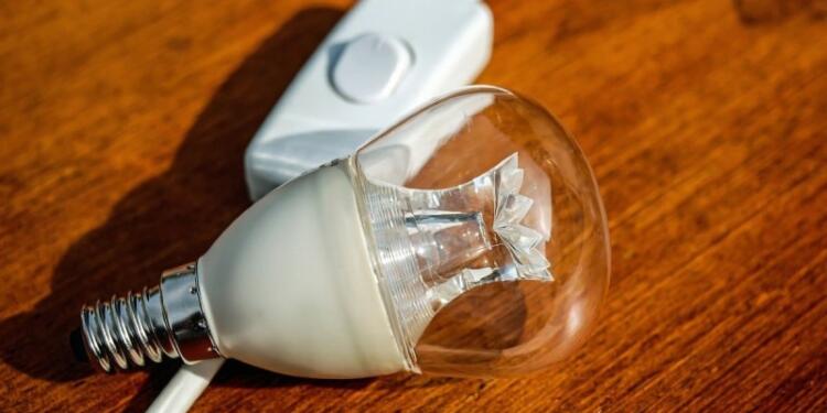 Ηλεκτρικό ρεύμα: Ποιες ώρες θα είναι φθηνότερο – Το νέο χειμερινό και θερινό ωράριο