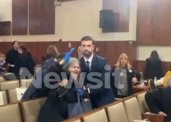 «Εισβολή» της Ελένης Λουκά στην παρουσίαση βιβλίου του Στέφανου Κασσελάκη: «Στην κόλαση θα πας»