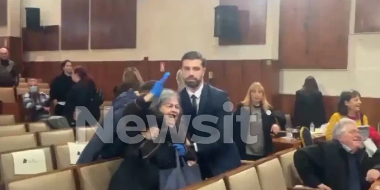 «Εισβολή» της Ελένης Λουκά στην παρουσίαση βιβλίου του Στέφανου Κασσελάκη: «Στην κόλαση θα πας»