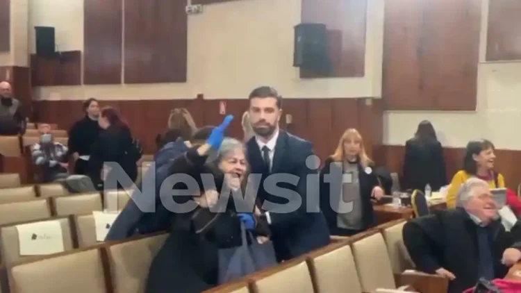 «Εισβολή» της Ελένης Λουκά στην παρουσίαση βιβλίου του Στέφανου Κασσελάκη: «Στην κόλαση θα πας»