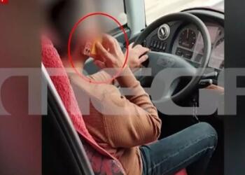 Αν είναι δυνατόν: Οδηγός ΚΤΕΛ δεν αφήνει ούτε λεπτό το κινητό από το χέρι και συνεχίζει να… πατάει γκάζι (Βίντεο)