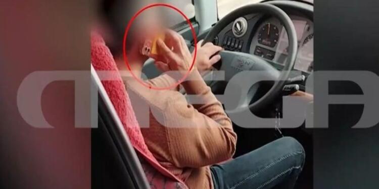 Αν είναι δυνατόν: Οδηγός ΚΤΕΛ δεν αφήνει ούτε λεπτό το κινητό από το χέρι και συνεχίζει να… πατάει γκάζι (Βίντεο)