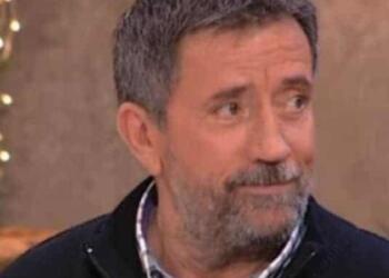 “Το τσάμπα τελείωσε”: Αυτοί είναι οι 4 τραγουδιστές που έριξαν άκυρο στο “Στην υγειά μας ρε παιδιά”